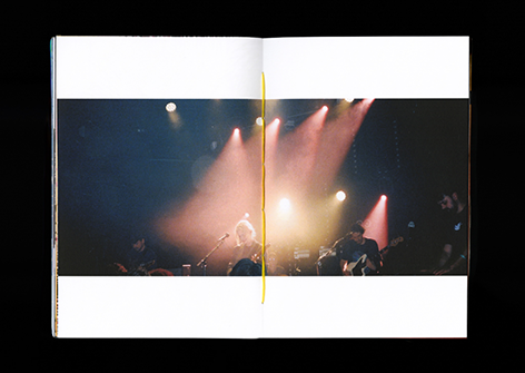 page avec une photo à l'argentique d'un concert